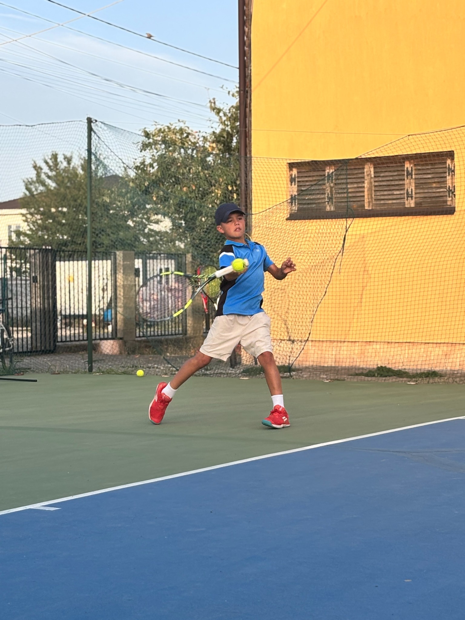 Jucător în timpul antrenamentului de tenis