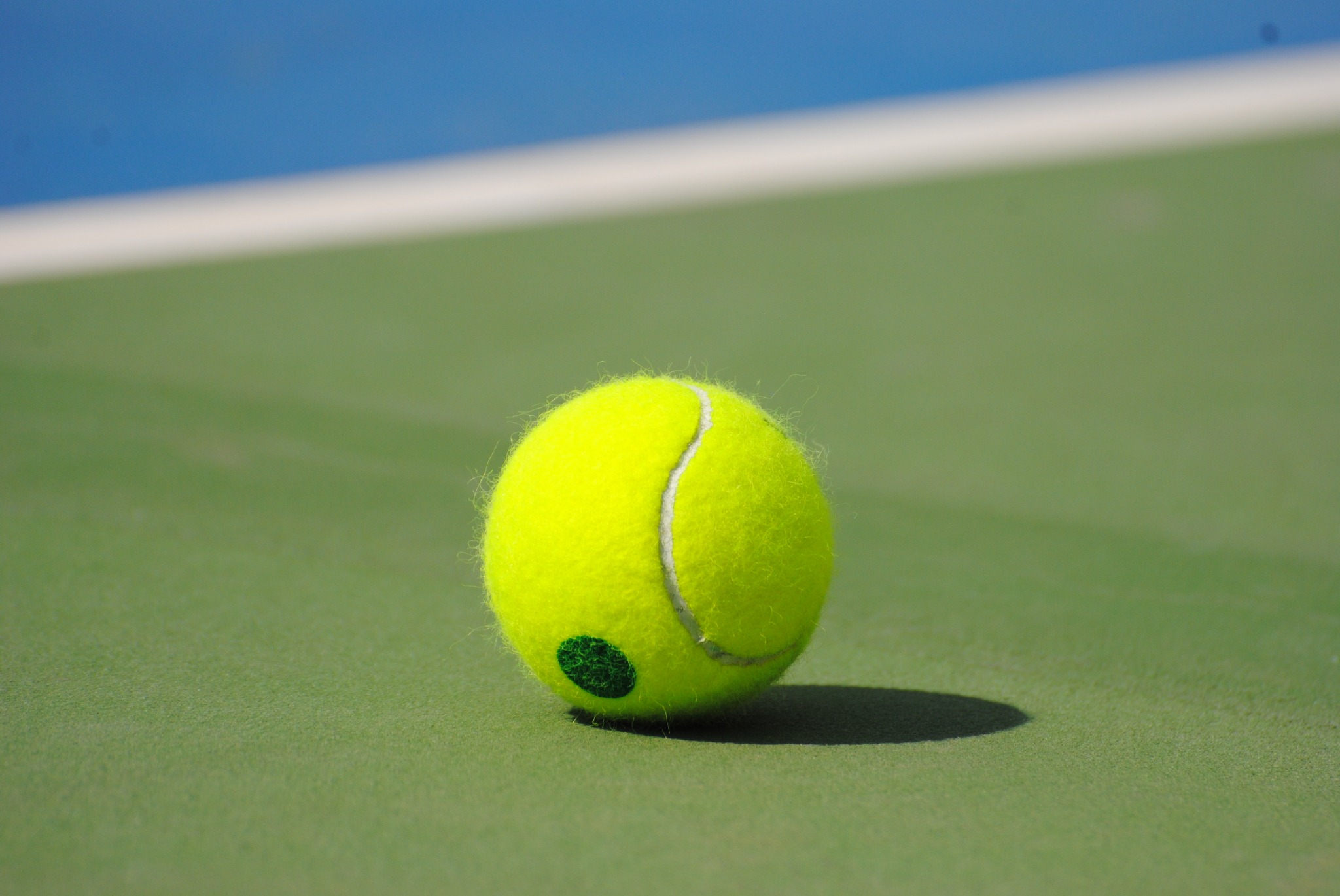 Minge de tenis pe terenul clubului